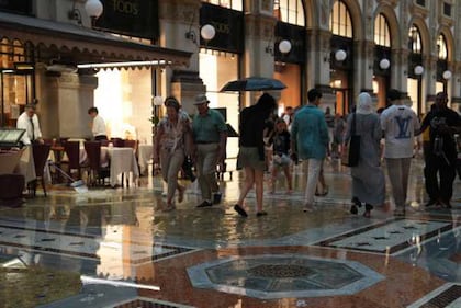Maltempo su Milano, temporale e grandine in città 10
