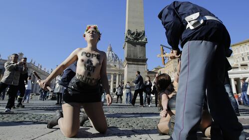 Le Femen si spogliano in Piazza San Pietro 5