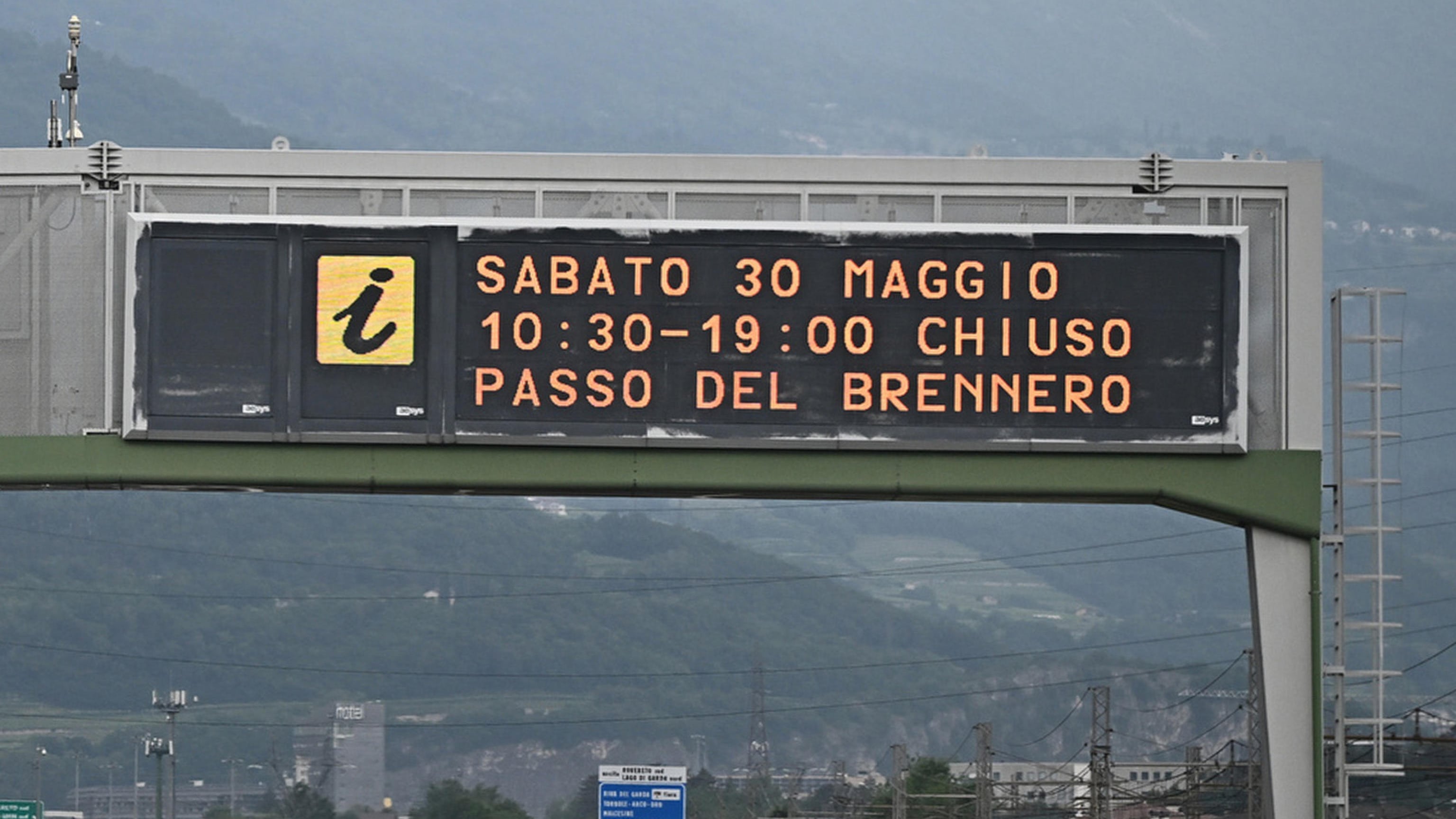 L'incendio e la pista degli eco-anarchici: accelerante già usato dai due morti a Roma