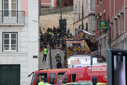 Paura a Lisbona, deraglia funicolare 4