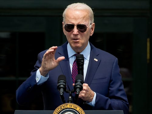 Biden, show senza età. "Io vecchio? No, saggio". Poi punge Fox e Musk