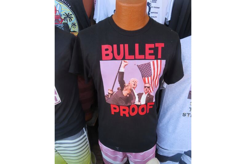 Trump accolto come un re alla convention di Milwaukee. E spuntano le t-shirt "a prova di proiettile" 1