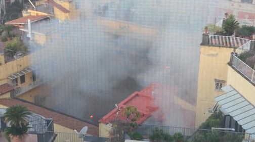 Incendio nel cuore di Napoli, in fiamme il teatro Sannazzaro 8