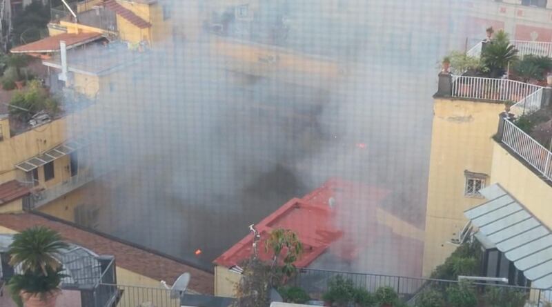Incendio nel cuore di Napoli, in fiamme il teatro Sannazzaro 8