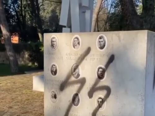 Svastica e simbolo SS su monumento dedicato a resistenza partigiana