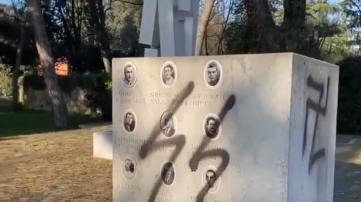 Svastica e simbolo SS su monumento dedicato a resistenza partigiana
