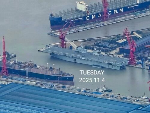 Catapulta elettromagnetica e droni stealth: la Cina muove la nave d'assalto Type 076