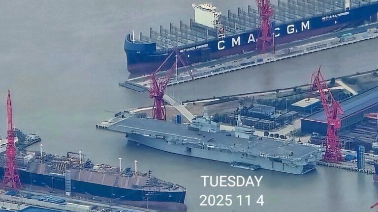 Catapulta elettromagnetica e droni stealth: la Cina muove la nave d'assalto Type 076