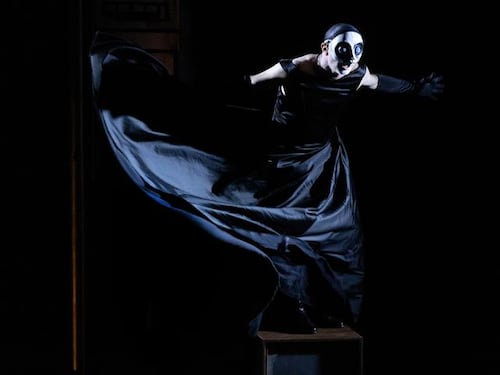 Roberto Latini dirige e interpreta la giovane "Antigone" di Anouilh