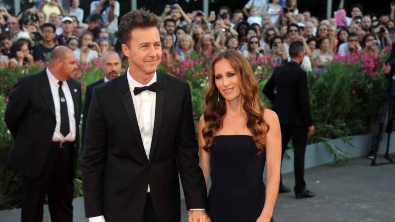 Edward Norton con famiglia in visita da George Clooney sul lago di Como