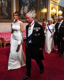 Melania Trump dalla regina con abito e guanti bianchi 5