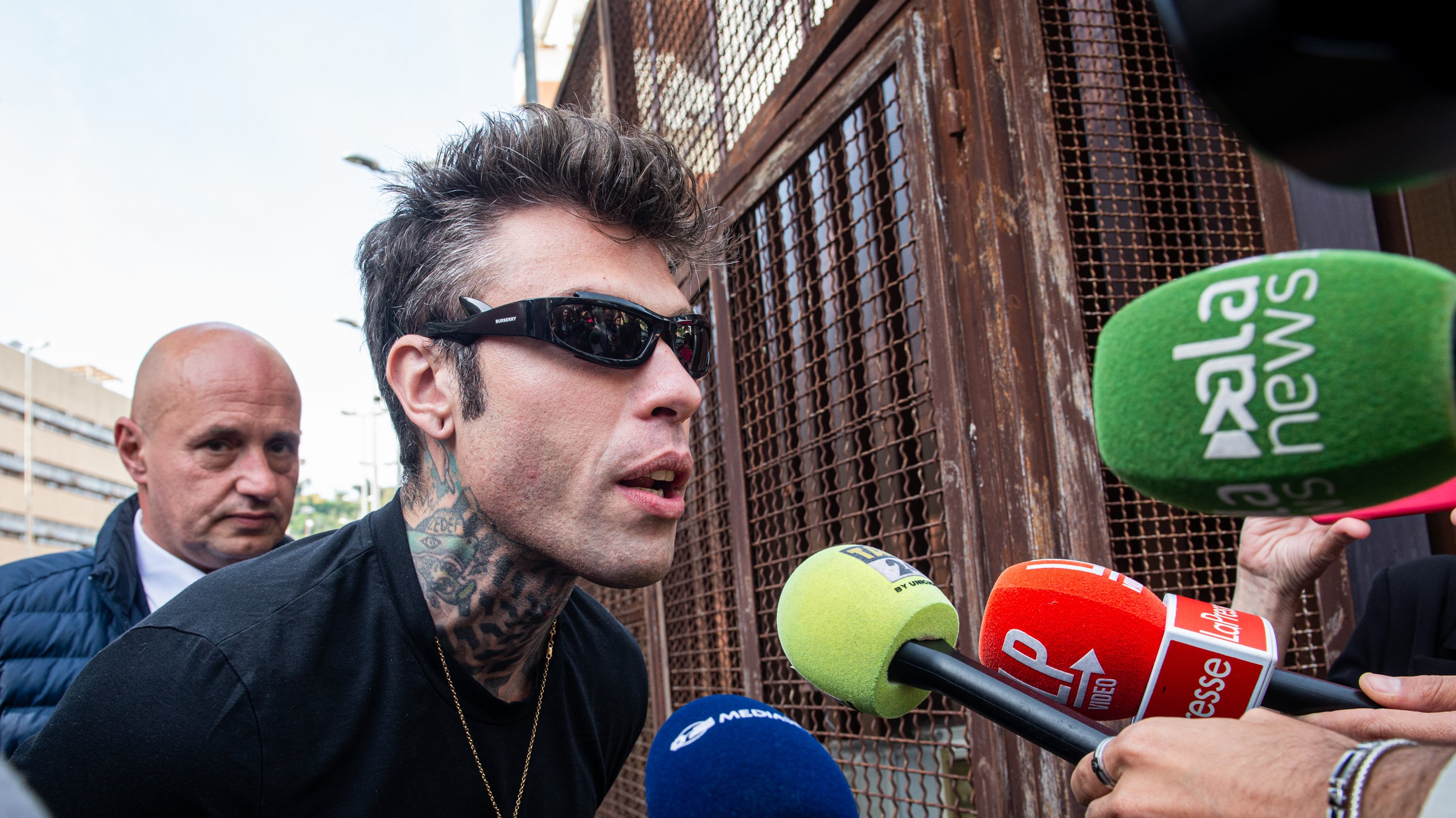 Fedez, la popolarità e la "sindrome dell'assediato"