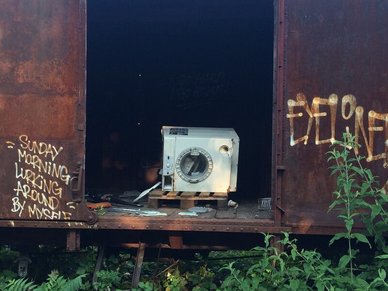 Nella rimessa ferroviaria dove i vagoni sono zeppi di rom e clandestini 3