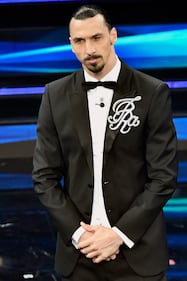 Ibrahimovic sul palco di Sanremo con la giacca col suo logo 2