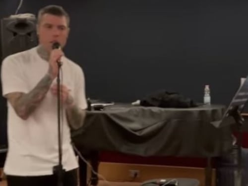 Sanremo, Fedez rischia l'eliminazione: "Ha cantato il brano sui social"