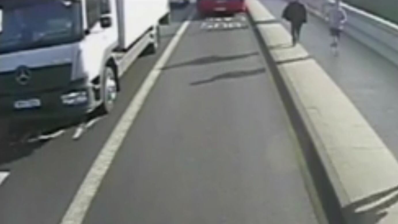 Londra, arrestato il runner che spinse una donna sotto l'autobus