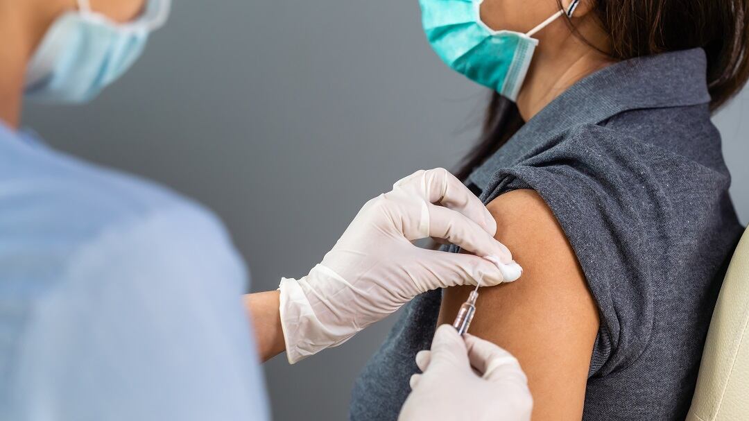 La battaglia per lo scudo penale. Sileri: "Serve per chi vaccina"