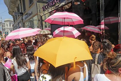 Victoria's Secret apre a Milano: preso d'assalto il negozio 13