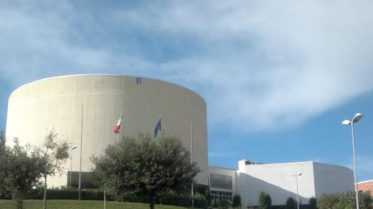 Si stacca dal muro un lavandino: ferita studentessa all'università