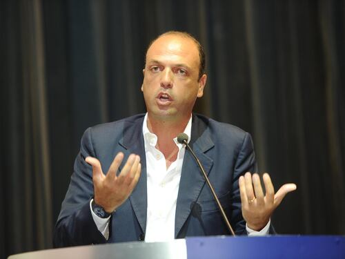 Alfano: "Sto con Berlusconi. La Minetti si dimette lunedì"