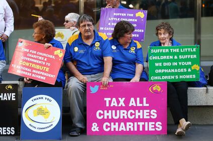 La manifestazione contro il cardinale Pell fuori dal tribunale di Melbourne 5