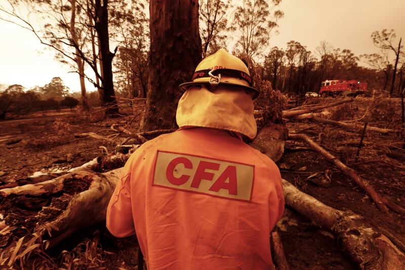 Incendi in Australia, il cielo si tinge di arancione 7