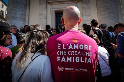 Folla in piazza del popolo e nella chiesa degli Artisti per il funerale di Michela Murgia 1
