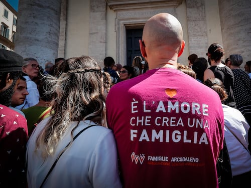Folla in piazza del popolo e in chiesa per il funerale di Michela Murgia