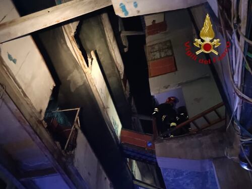 Crolla ballatoio a Scampia: 2 morti e 13 feriti nella Vela Celeste