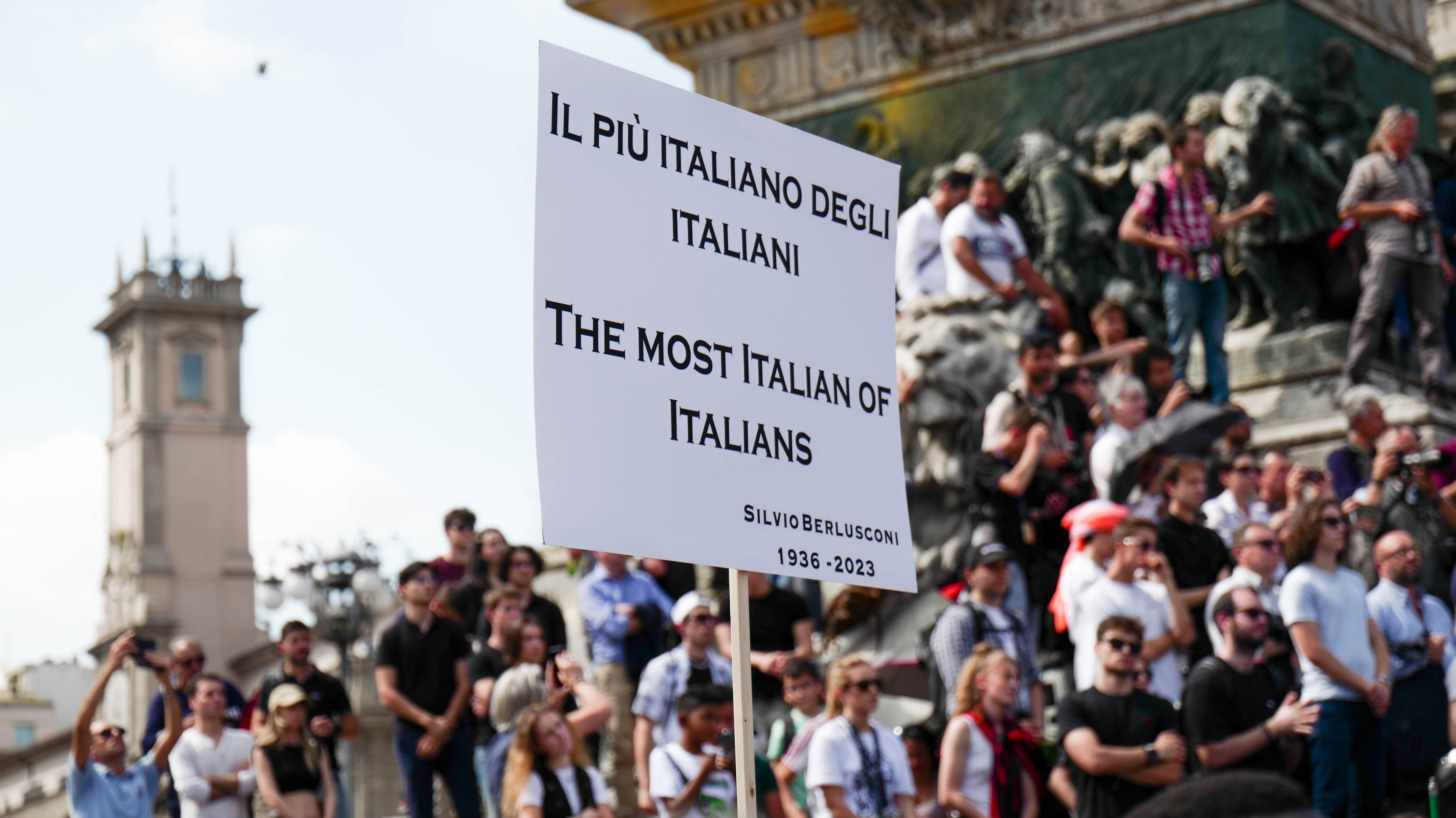 In piazza gli ex bambini cresciuti con le sue tv