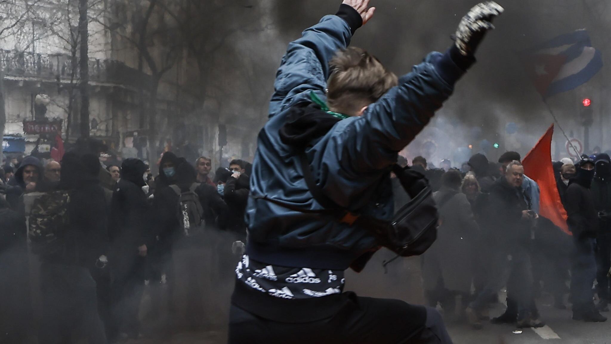 Giovani e radicali: ecco i nuovi black bloc. E la premier Borne convoca i sindacati