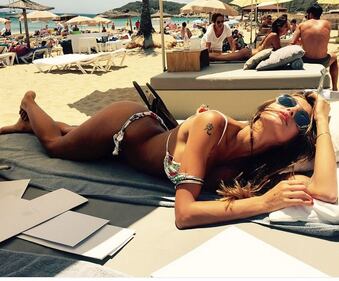 Cristina Buccino hot, il maglione è trasparente 17