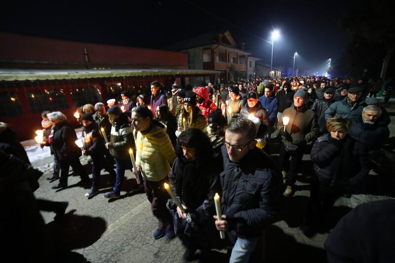 I genitori di Manuel alla fiaccolata per i coniugi uccisi 12