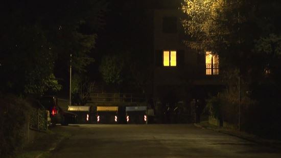 Ex carabiniere si barrica in casa, è armato