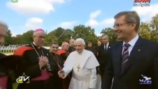 Nessuno vuol dare la mano al Papa
