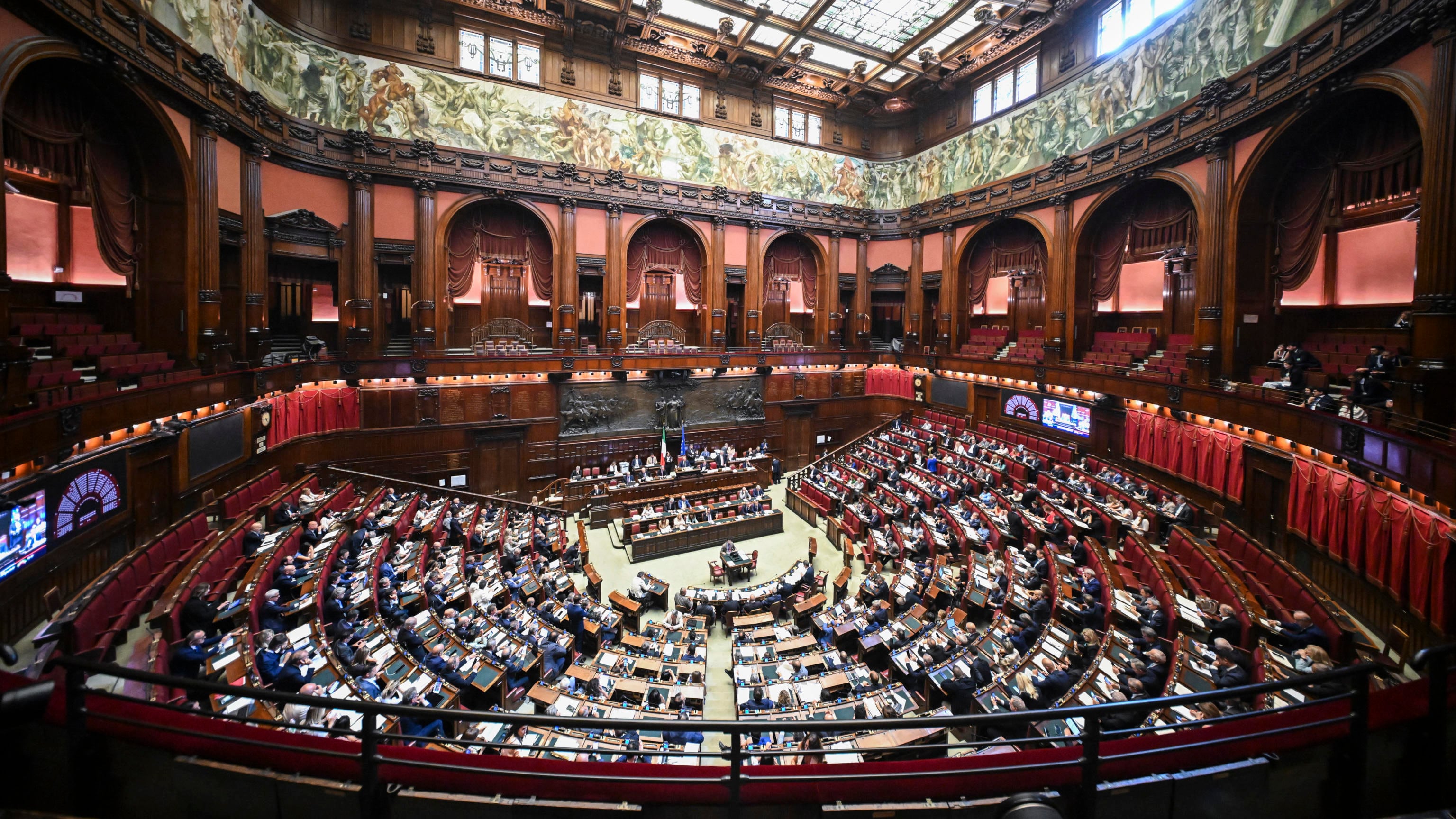 Legge elettorale, la riforma passa con 217 sì, ora va al Senato. Bagarre in Aula