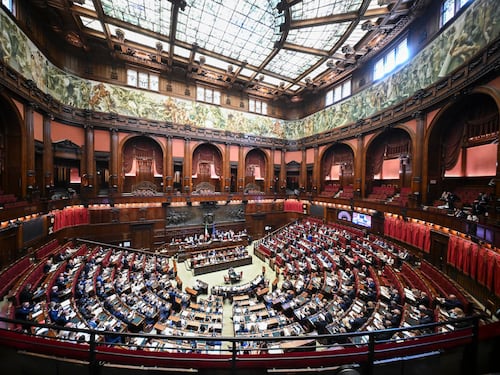 Legge elettorale, la riforma passa con 217 sì, ora va al Senato. Bagarre in Aula