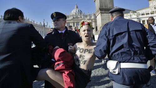 Le Femen si spogliano in Piazza San Pietro 4