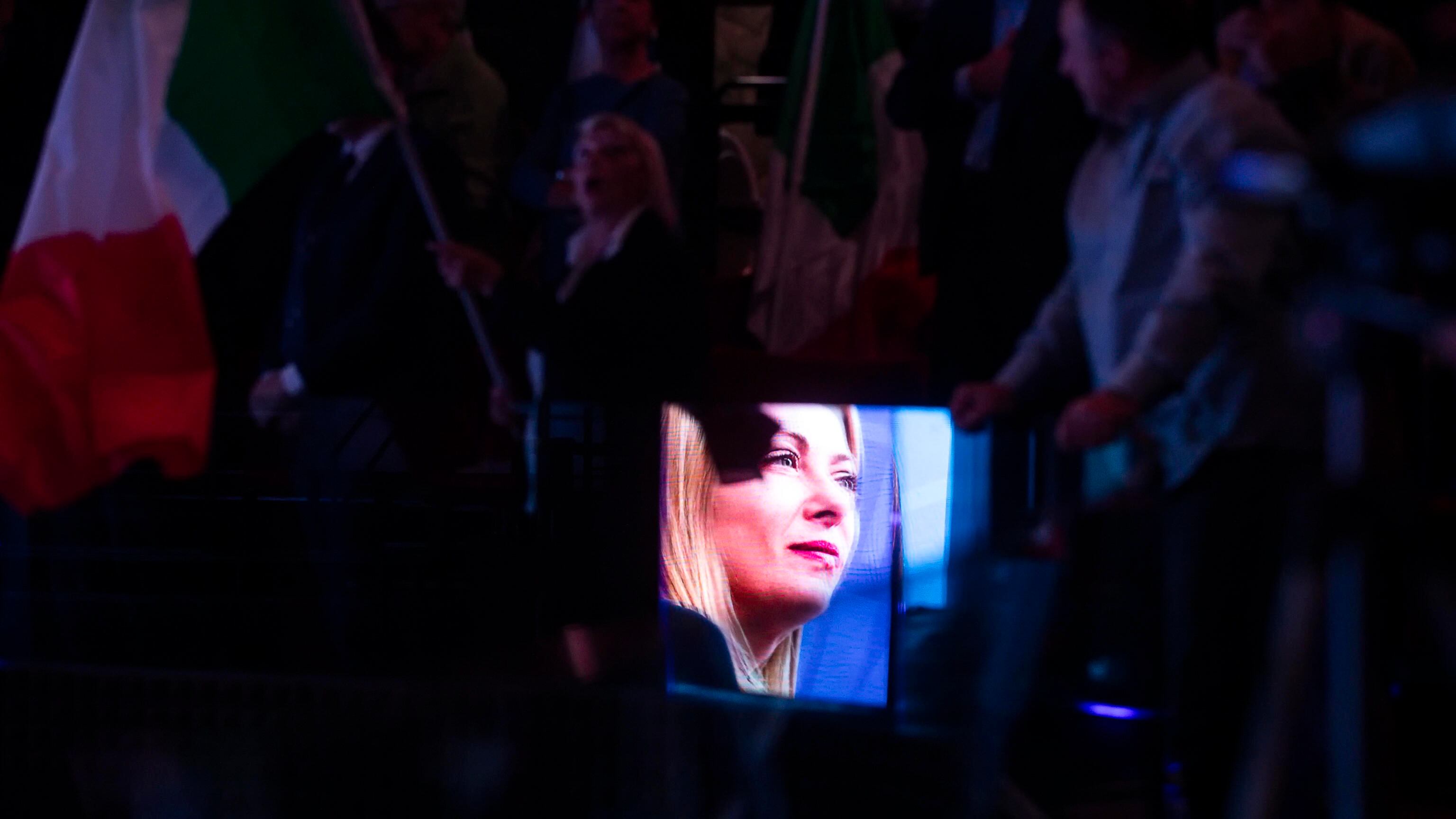 "Ci fate prendere un sacco di voti". Così Arianna Meloni difende la sorella
