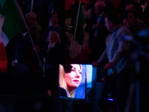 "Ci fate prendere un sacco di voti". Così Arianna Meloni difende la sorella