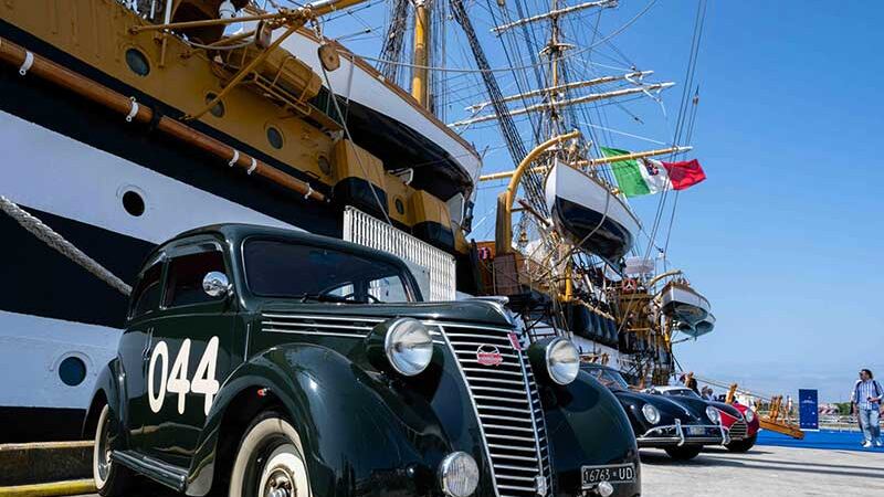 1000 Miglia 2025: tappa simbolica a Livorno tra auto storiche e Nave Vespucci