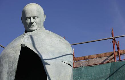 La statua di restaurata di Giovanni Paolo II 12