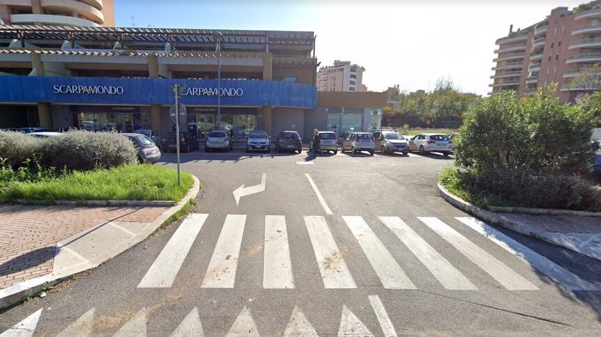 Auto sfonda vetrina di una banca, ladri scappano con 40mila euro