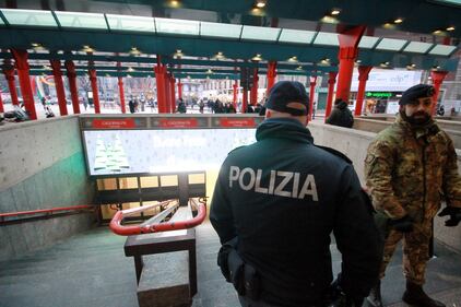 Milano, allarme bomba nella metropolitana a Cadorna 12