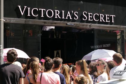 Victoria's Secret apre a Milano: preso d'assalto il negozio 1