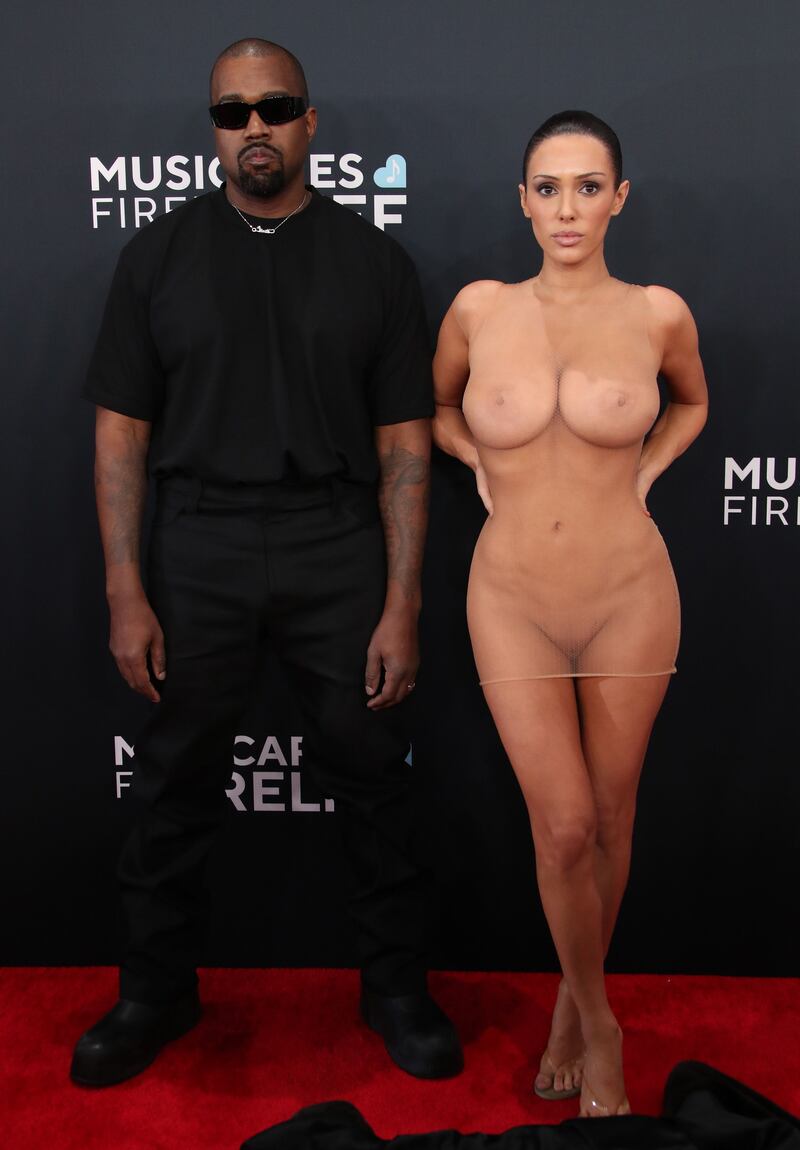 Lo scandalo ai Grammy: Bianca Censori sfila completamente nuda 5