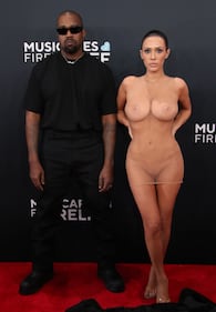 Lo scandalo ai Grammy: Bianca Censori sfila completamente nuda 5