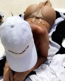 Kourtney Kardashian nuda al mare 6