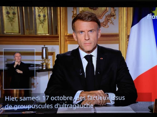 Francia nel caos, Macron condanna le violenze: “Chi devasta e saccheggia sarà punito”
