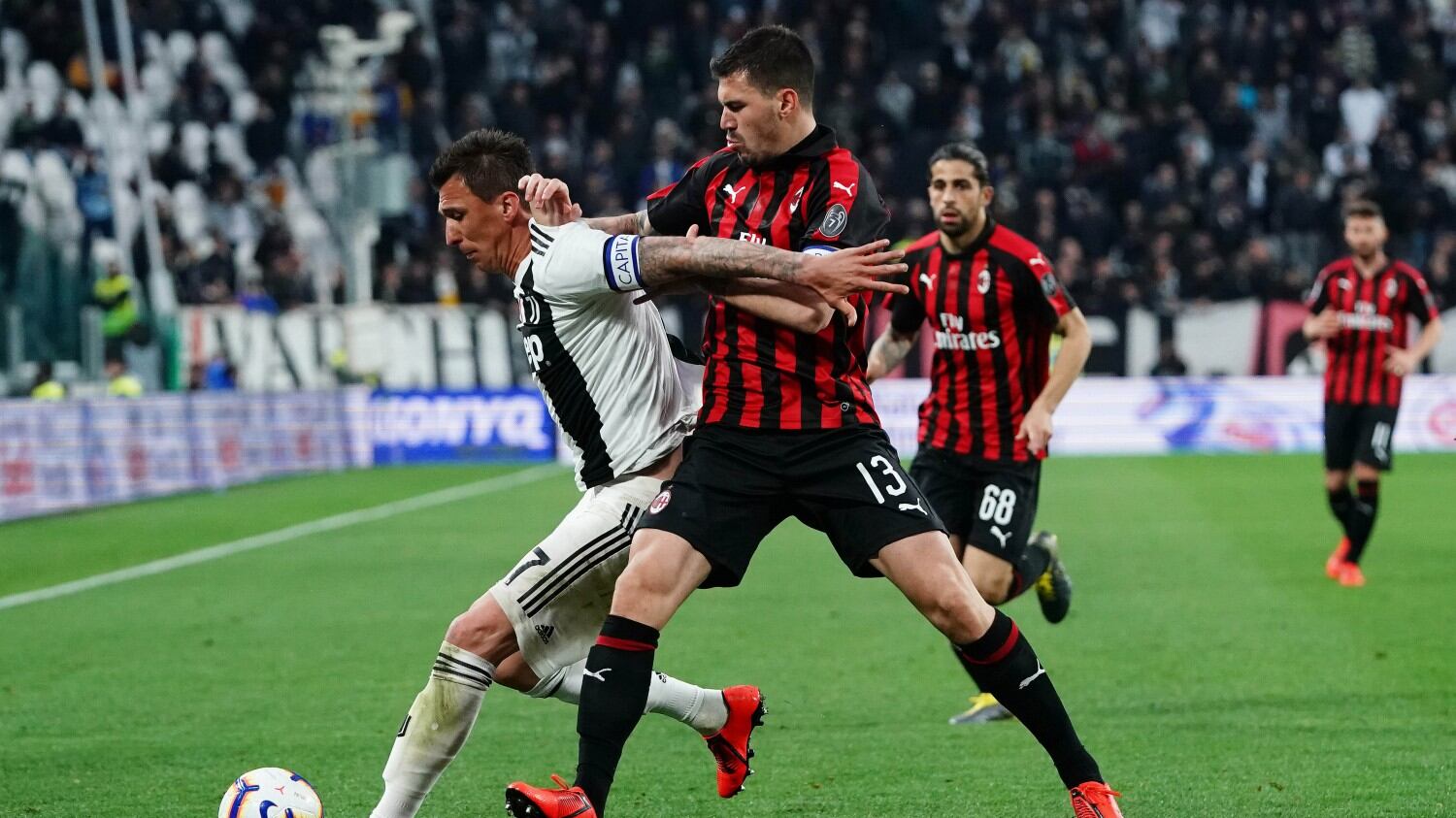 Milan furioso con Fabbri: tifosi rossoneri scatenati contro la Juve